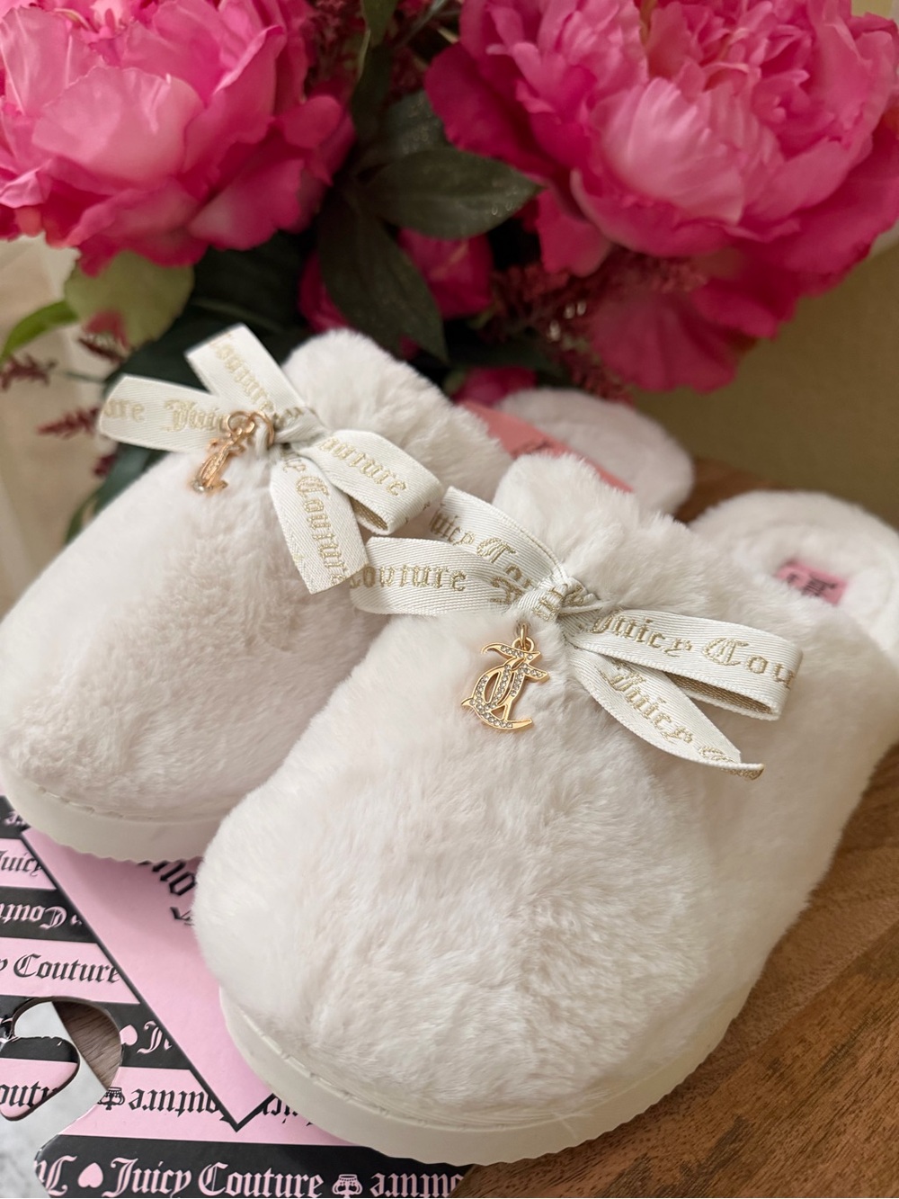 Juicy Couture NWT White Plush Bow Slip-On Slippers with Gold Charm